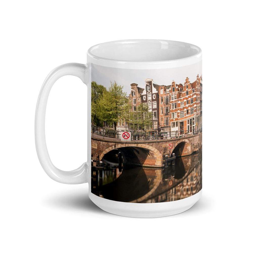 Canal de Ámsterdam en Lekkeresluis l Taza blanca brillante
