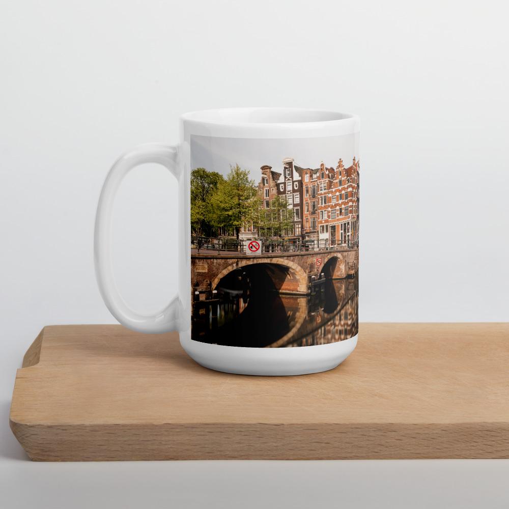 Canal de Ámsterdam en Lekkeresluis l Taza blanca brillante